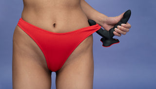 håller i en vibrator