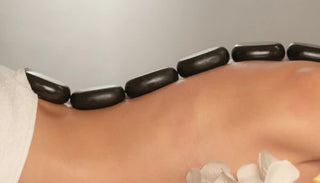 Varm stenmassage på en rygg – klassiska massagetekniker för avslappning och välbefinnande.