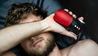 stressad person som håller i en röd masturbator