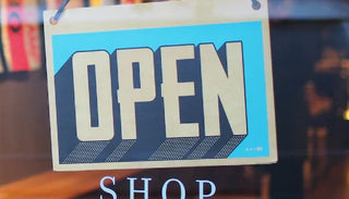 Skylt med texten 'OPEN' på en butik – besök en fysisk sexleksaksbutik nära dig