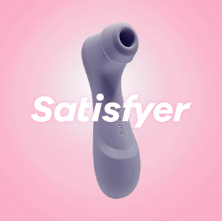 Lila lufttrycksvibrator från Satisfyer med modern design, fotograferad mot rosa bakgrund med Satisfyer-logga