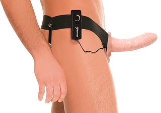En man som bär en vibrerande ihålig strap-on.