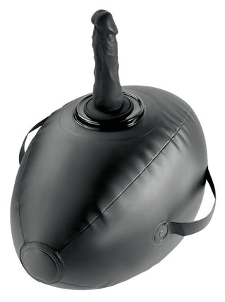 Uppblåsbar Love Ball Med Dildo är en svart uppblåsbar kärlekskudde med handtag och en monterad realistisk dildo med sugkopp på toppen för mångsidig njutning.