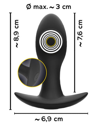 Den eleganta svarta plug-style Anos Vibrerande Buttplug mäter 8,9 cm på höjden, 6,9 cm i bredd och 3 cm vid sin maximala diameter, och är kompatibel med vattenbaserat glidmedel för optimal komfort.