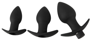 Black Velvets 3-Delat Buttplugset har tre silikonpluggar med Soft Touch-finish, visade sida vid sida mot en vit bakgrund – perfekt för analträning.