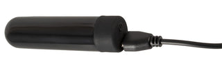 En svart cylindrisk anordning från Black Velvets 3-Delat Buttplugset, ansluten till en strömkabel och visad mot en vit bakgrund. Tillverkad av silikon med en Soft Touch-finish för ett elegant och modernt utseende.