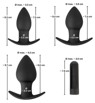 Black Velvets 3-Delat Buttplug-set innehåller tre silikon-buttpluggar med Soft Touch-textur, perfekta för analträning. Varje plugg har mått tydligt markerade i centimeter och millimeter för enkelt val.