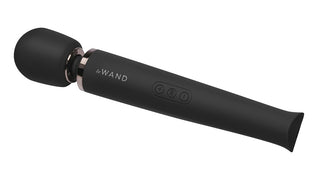 Black Le Wand – en uppladdningsbar stavvibrator med ett runt huvud, en roséguldfärgad hals och tre runda kontrollknappar.