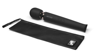 Black Le Wand – en uppladdningsbar stavvibrator med detaljer i roséguld och en svart förvaringspåse.