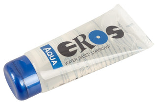 EROS Aqua, ett vattenbaserat glidmedel i en genomskinlig plasttub med blå flip-top-kork.