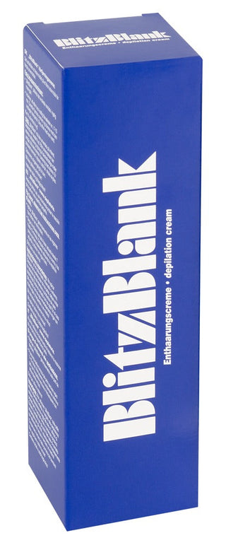 Den upprättstående blå rektangulära förpackningen har vit "BlitzBlank Hårborttagningskräm" text och en beskrivning i mindre teckensnitt, som visar produktinformation på sin sida om hårborttagningskräm och vårdande ingredienser i detalj.