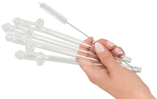 En hand håller fyra Penisformade Glasstrån 4-pack med formade ändar och en rengöringsborste mot en vit bakgrund.