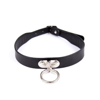 Svart BDSM Halsband 43 cm är en choker i svart läder med en silverring och metallnitar framtill.