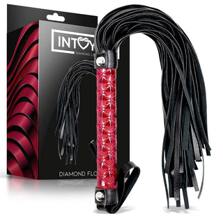 Diamond Vegan Leather Flogger i rött och svart har ett strukturerat handtag och levereras i sin förpackningslåda.