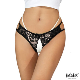 Modellen bär Adalet Hope Open Panty, i svart spets med blommiga spetsar, tillsammans med en vit crop top; visas från midjan till övre delen av låren.