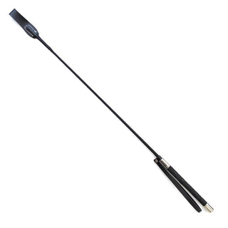 Latetobed Riding Crop 66 cm har en svart design med läderhandtag och platt spets, perfekt för BDSM och dominanslekar. Visas på en vit bakgrund.
