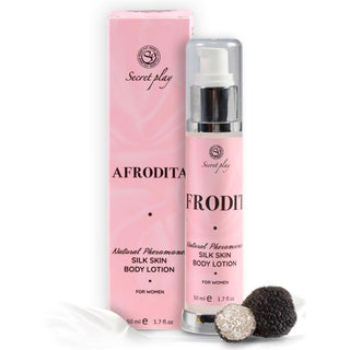 Silk Body Lotion med Feromoner, 50 ml flaska och matchande ask, vit förpackning med svarta och guldfärgade accenter.