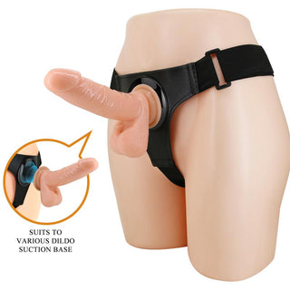 Tom Strap On Med Sugpropp med en realistisk köttfärgad dildo, justerbar svart sele och sugbas. Material av silikon.