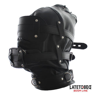 Total Lockdown BDSM Mask är en svart lädermask med remmar och spännen, idealisk för sensorisk begränsning under lek; har Latetobeg BDSM Line-logotypen i hörnet.