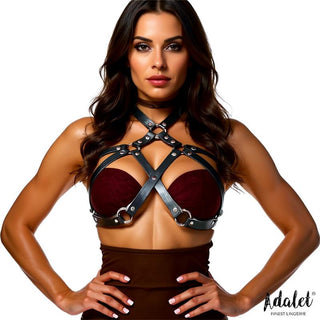 Kvinna bär Wendy Vegan Leather Harness, en vinröd bondage-inspirerad bröstsele, och poserar självsäkert mot en vit bakgrund.