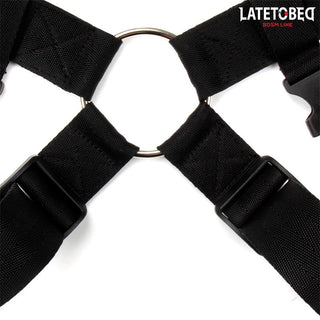 Svart justerbar Latetobed Shoulder Swingstrap i nylon med remmar som är sammankopplade med en metallring; LATE TO BED BDSM LINE-logotyp i hörnet.