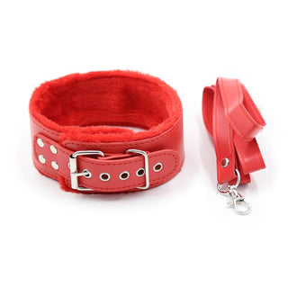 IntoYou 10-Delar Bondage Kit innehåller en röd lurvig handledsmanschett med metallspänne och matchande rem, komplett med ett silverlås, perfekt för alla BDSM-entusiaster som vill lyfta sin samling.