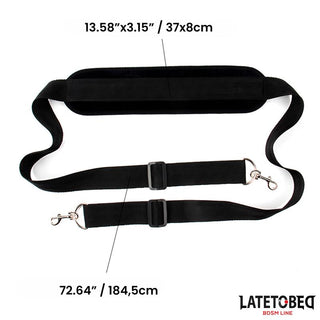 Latetobed Shoulder Swingstrap är ett svart justerbart BDSM-tillbehör med säkra clips, mått i tum och centimeter, och har LATETOEBG-logotypen.