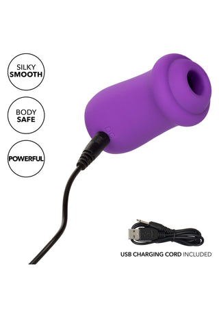 Lila lufttrycksvibrator i silikon med laddningssladd, med en elegant, böjd design.