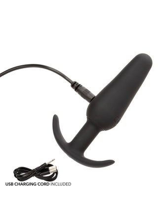 Boundless Vibrating Slim Plug är en svart silikonanalplugg med handtag, vibrerande funktion och vattentät design. Levereras med laddningssladd och separat USB-kabel.