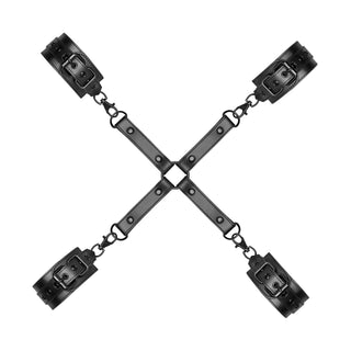 Bondage X-Kors Hogtie är ett svart läderset som är sammanfogat i en X-form, perfekt för hogtie-lek. Isolerad på en vit bakgrund.