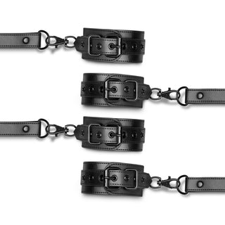 Bondage X-Kors Hogtie har tre par svarta läderhandbojor för händer och fötter med metallspännen och kopplingar, perfekta för mångsidig bondage eller för att prova hogtie-tvång.