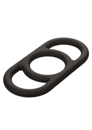 CalExotics Silikon Commander Ring, med en svart gummirem tillverkad av flytande silikon med tre sammankopplade öglor i en jordnötsliknande form, vilar elegant på en vit bakgrund.
