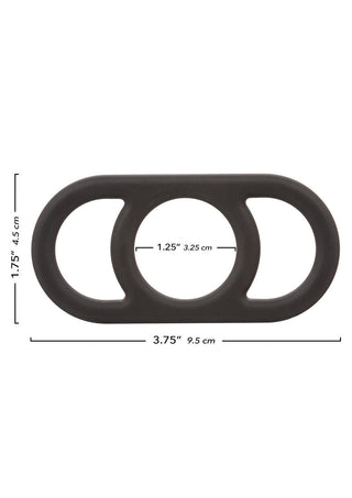 CalExotics Silikon Commander Ring är ett svart, ovalt tillbehör tillverkat av flytande silikon med tre cirkulära öppningar. Dess dimensioner är exakt märkta i tum och centimeter.