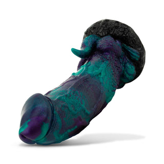 Mythical Mates Dragonfly Dildo 22 cm är en mångfärgad dildo med fantasytema tillverkad av kroppssäkert silikon, med en unik skulpterad design, texturerade detaljer och en praktisk sugkopp för handsfree njutning.