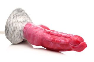 Resurrector Squirting Dildo, en rosa och vit texturerad silikonleksak med fantasiinspirerad design, visas mot en vit bakgrund.