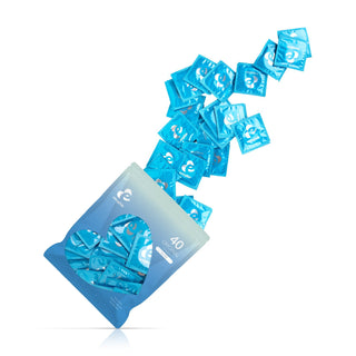 En förpackning EasyGlide Original Kondomer 40-pack med kondomer som sprider sig i en flödande rörelse ovanför den blå förpackningen.