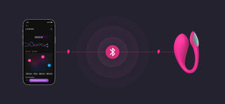 Lovense Lush 4, en rosa bärbar vibrator, ansluts via Bluetooth till en smartphone-app, som visas mot en mörk bakgrund.
