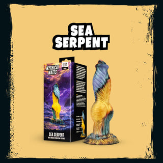 Mythical Mates Sea Serpent Dildo 26 cm, tillverkad av kroppssäkert silikon, visas bredvid sin Sea Serpent-märkta låda på en livlig gul bakgrund.