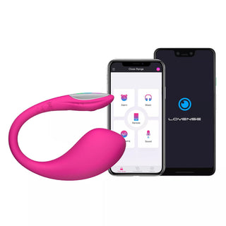Lovense Lush 4 vibratorägg bredvid två smartphones som visar Lovense-appens gränssnitt och logotyp – perfekt för interaktiv cam-användning.