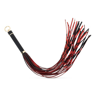 Flogger Piska I PU-Läder 64 cm är en svart och röd floggerpiska i PU-läder med ett svart handtag och en guldring i änden.