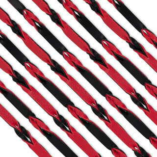 Närbild av sammanflätade röda och svarta PU-läderremsor i ett diagonalt mönster, som återspeglar den intrikata designen på Flogger Piska I PU-Läder 64 cm.