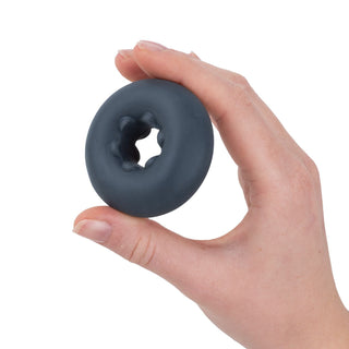 En liten, rund Boners Buffer Ring i silikon från ett 3-pack, svart i färgen med en stjärnformad öppning i mitten.