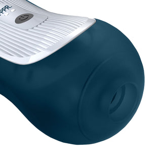 FPPR Squeezable Masturbator med mörkblå silikonöppning, vit kropp och synlig vit strömknapp.