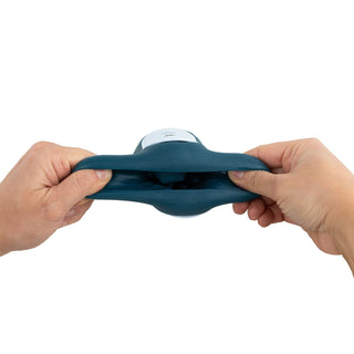 FPPR Squeezable Masturbator med vitt lock, blågrön kropp och flexibel design tillverkad av mjukt material.