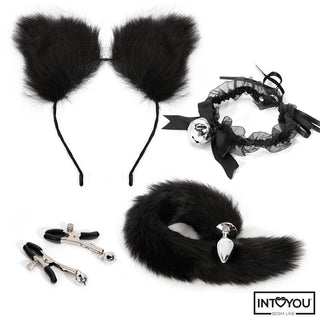 Intoyou BDSM Cosplay Set 4 Delar innehåller fyra svarta tillbehör: pannband med kattöron, klockchoker, bröstvårtsklämmor och en buttplug med pälssvans.