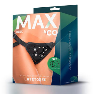 Max & Co:s Justerbar Strap-On-sele ståtar med snygg, elegant förpackning med svarta remmar och slående silverdetaljer, vilket säkerställer både stil och funktionalitet.