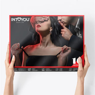 En person håller en låda som visar IntoYou 10-Delar Bondage Kit, med ett par med mannen som täcker kvinnans ögon. Denna spännande dynamik tilltalar både nyfikna nykomlingar och erfarna BDSM-utövare.