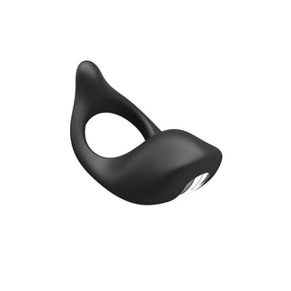 Svart, böjd penisring i silikon med metallisk detalj, vibrerande funktion och USB-uppladdningsbar design.
