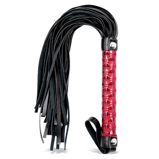 Diamond Vegan Leather Flogger har ett rött texturerat handtag och flera svarta svansar, allt tillverkat av högkvalitativt veganläder.