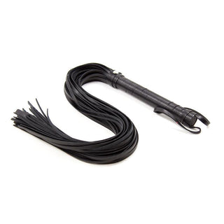 Latetobed BDSM Flogger 69 cm är en flogger i svart läder med flera svansar och ett omlindat handtag med metallbeslag, som visas på en vit bakgrund.